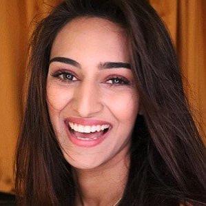Age Of Erica Fernandes biography